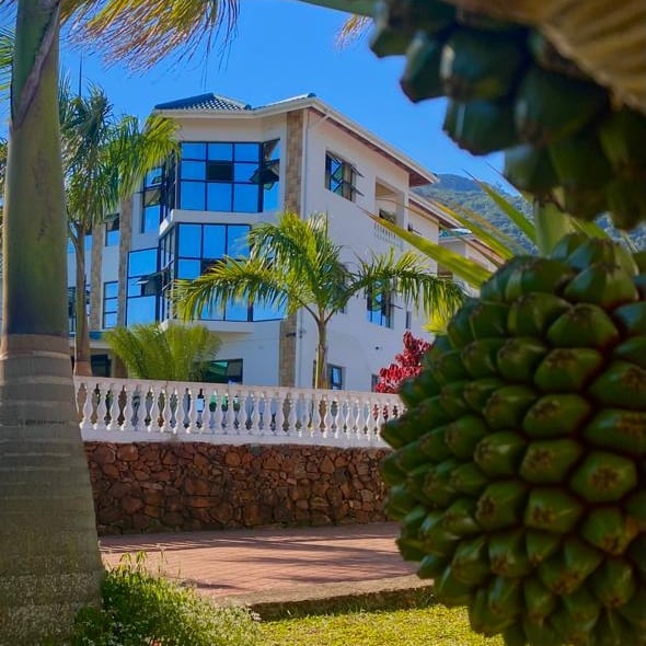 Murambi East Villa garden and exterior